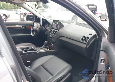 2008 Mercedes-Benz C 300 Luxury 4Matic/Sport 4Matic z USA, uszkodzony, nr VIN WDDGF81X18F067700